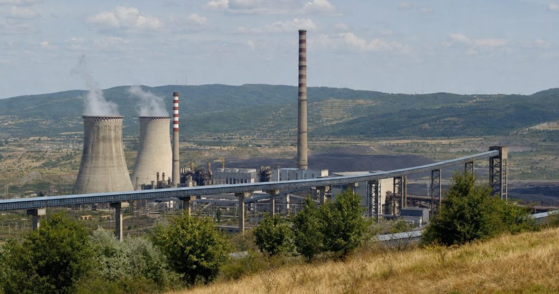 Termocentrală pe lignit din județul Gorj, cu turnuri de răcire și bandă transportoare