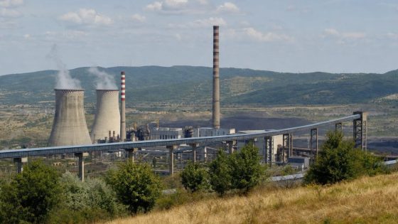 Termocentrală pe lignit din județul Gorj, cu turnuri de răcire și bandă transportoare