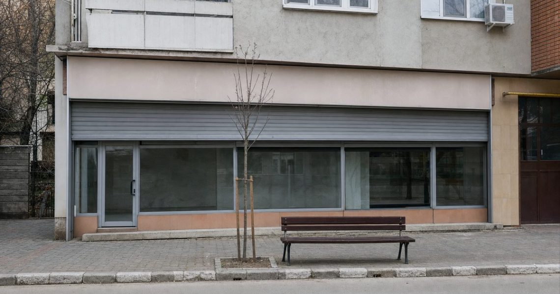 Spațiu comercial închis, cu rulou metalic tras, în centrul unei localități din Gorj