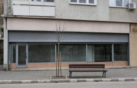 Spațiu comercial închis, cu rulou metalic tras, în centrul unei localități din Gorj