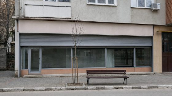 Spațiu comercial închis, cu rulou metalic tras, în centrul unei localități din Gorj